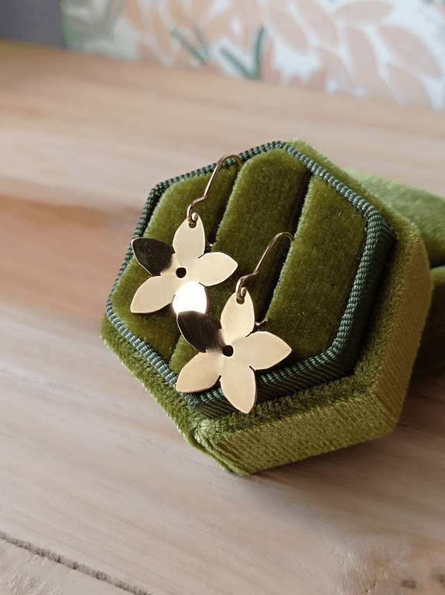 Boucles d&#039;oreilles dormeuses et fleurs - collection d&#039;été campagne 
